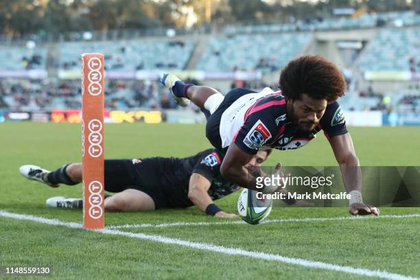 Henry Speight of the Brumbies scores a try during the round 13 Super Rugby match between the Brumbies and Sunwolves at GIO Stadium on May 12, 2019 in...