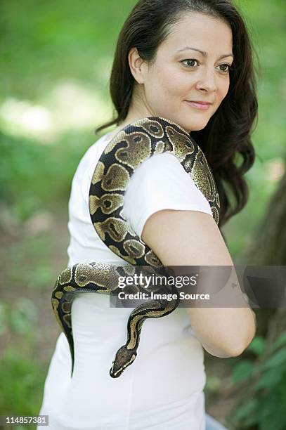 woman with a snake - python snake 個照片及圖片檔