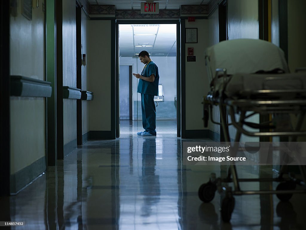 Homme médecin dans le couloir de l'hôpital