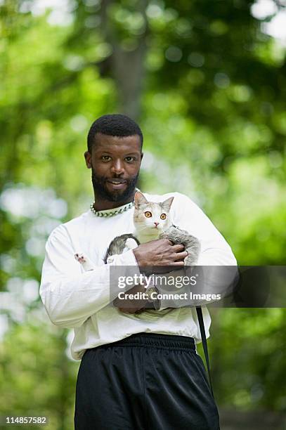 homem segurando um gato - holding cat imagens e fotografias de stock