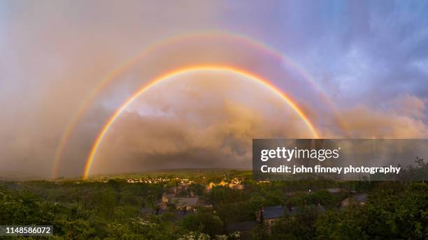 double rainbow at sunset, high peak, derbyshire. uk - arco iris doble fotografías e imágenes de stock