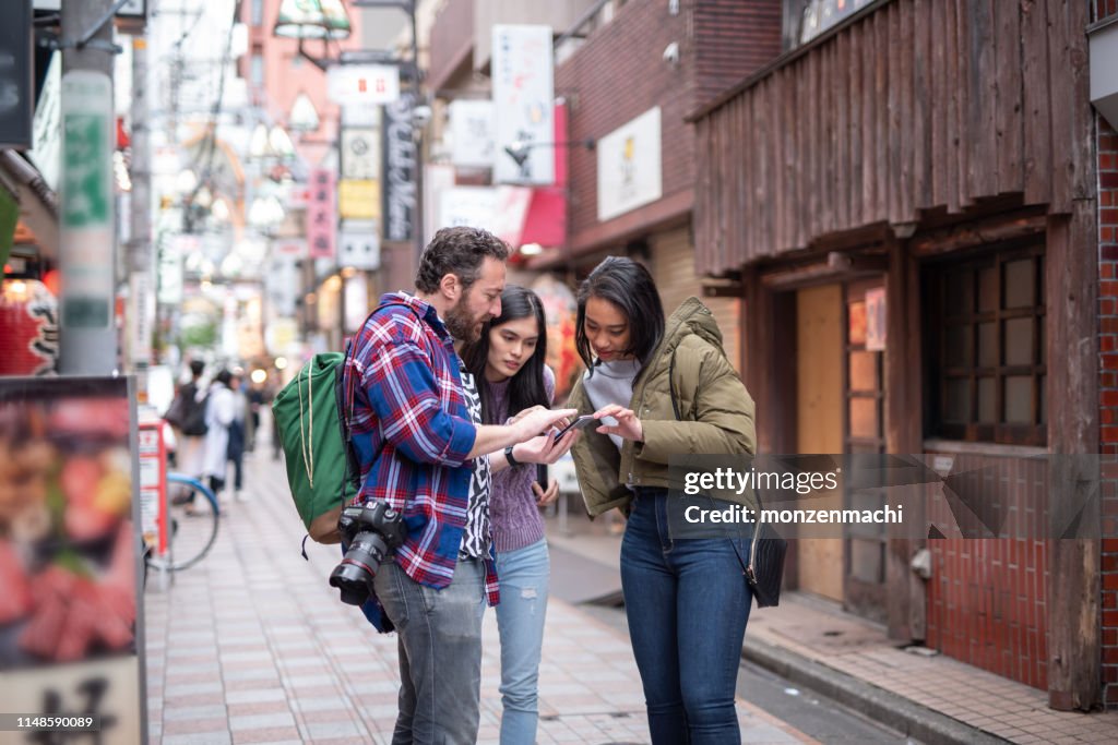 Touristische Suche mit Smartphone