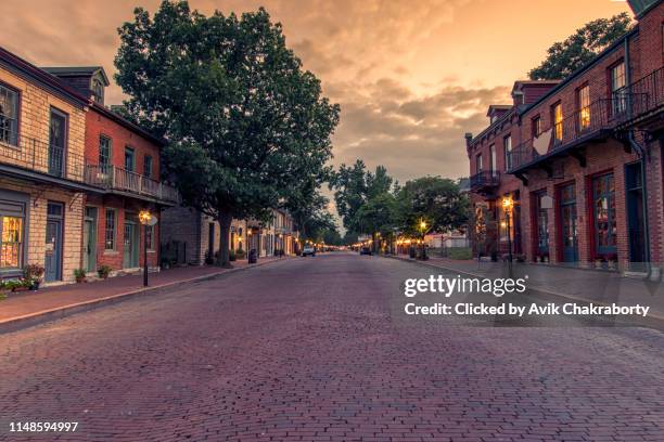 colorful sunset over historic district of saint charles missouri - new orleans city - fotografias e filmes do acervo