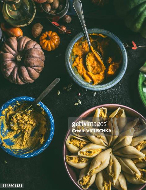 conchiglie pasta with pumpkin stuffing, top view - stuffing photos et images de collection