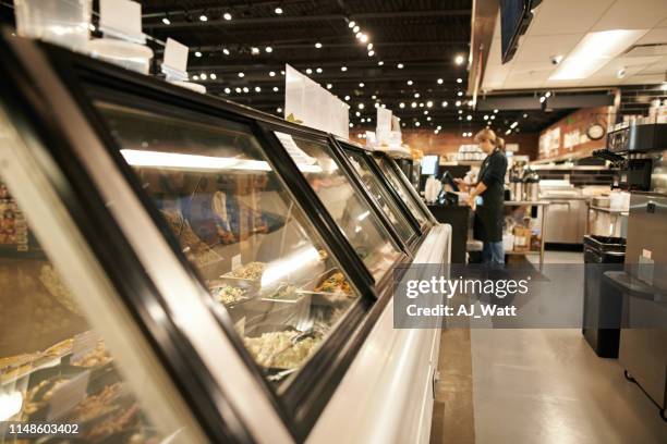 uw lunch wacht op u - delicatessenzaak stockfoto's en -beelden