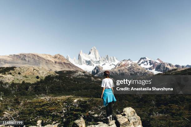 woman hiking to fitz roy in patagonia - chalten stock pictures, royalty-free photos & images