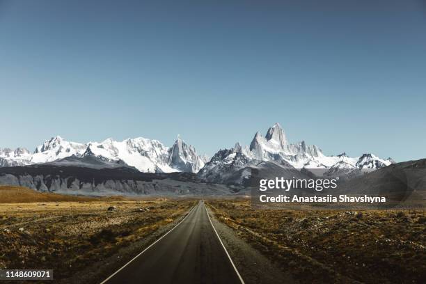vista de la carretera a fitz roy en la patagonia - argentina fotografías e imágenes de stock