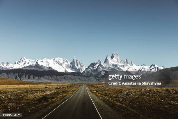 vue de la route vers fitz roy en patagonie - argentinian photos et images de collection