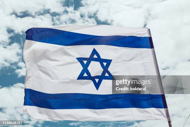 israeli national flag waving in the wind - israel flag stockfoto's en -beelden