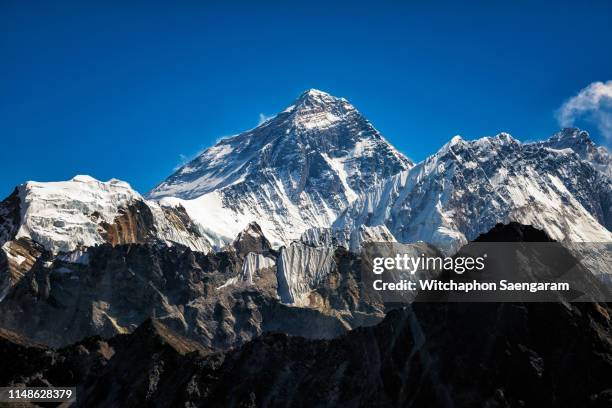 incredible view of mt. everest peak from rejo pass, nepal - everest foto e immagini stock