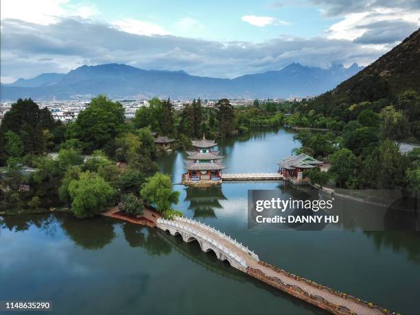 landscape of black dragon pool park and jade dragon mountain in li jiang city - lijiang bildbanksfoton och bilder