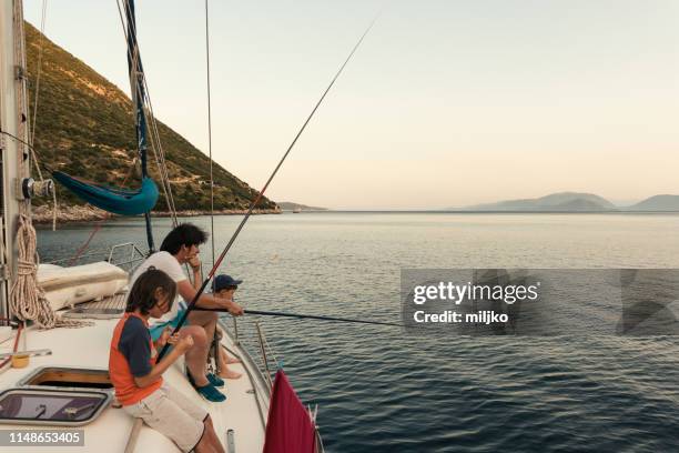 pesca do pai com os filhos no sailboat - yachting - fotografias e filmes do acervo