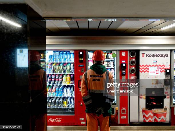 construction worker in front of vending machine - work vending machine stock pictures, royalty-free photos & images