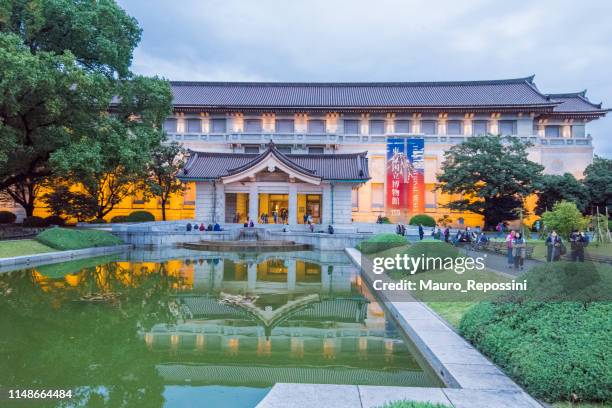 menschen, die neben dem eingang des honkan-museumsgebäudes spazieren, das die japanische galerie im tokyo national museum im ueno park an der taito station in tokio, japan, beherbergt. - ueno park stock-fotos und bilder