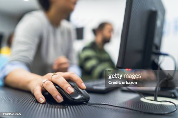 jonge mensen in de programmering school - close up computer mouse stockfoto's en -beelden