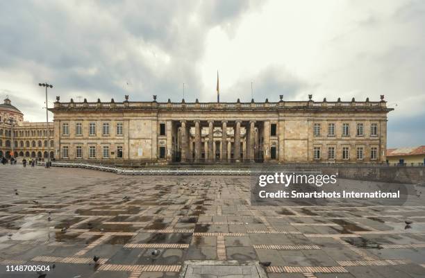 capitolio nacional building facade on bolivar square (plaza bolivar) in bogota, colombia - neo classical fotografías e imágenes de stock