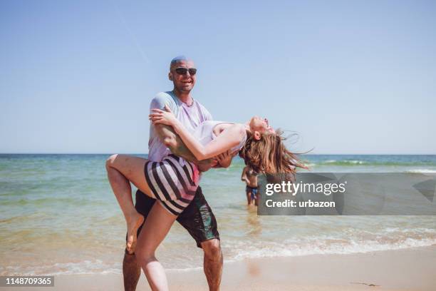 paar dansen op het strand - salsa dancing stockfoto's en -beelden