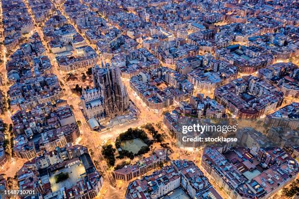 vista aérea de barcelona desde el alto - catalonia fotografías e imágenes de stock