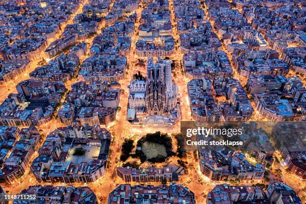 vue aérienne de barcelone depuis le haut - hélicoptère ville photos et images de collection