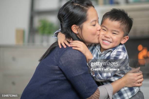 母は頬に息子にキス - フィリピン人 ストックフォトと画像