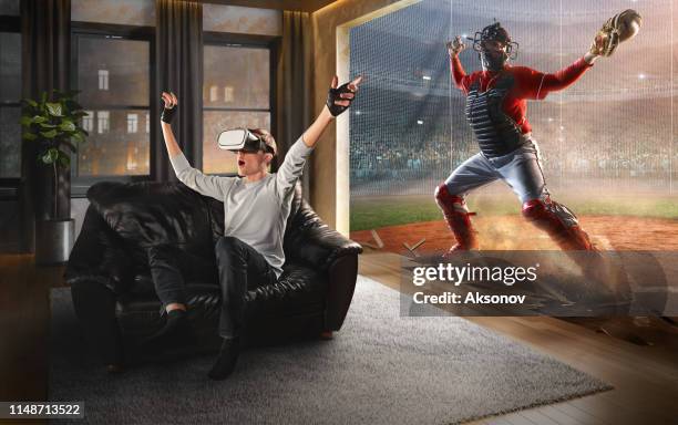 homme en lunettes de vr. réalité virtuelle avec baseball - vue subjective en réalité virtuelle photos et images de collection