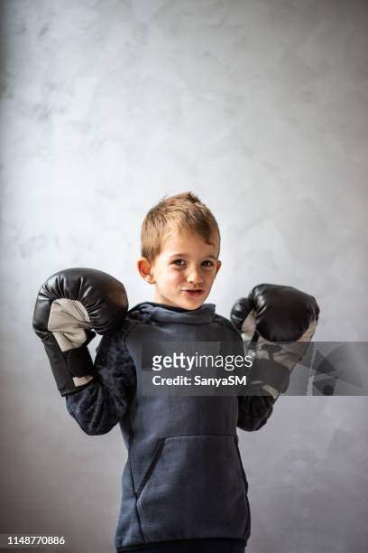 kleine jongen dragen bokshandschoenen - kids boxing stockfoto's en -beelden