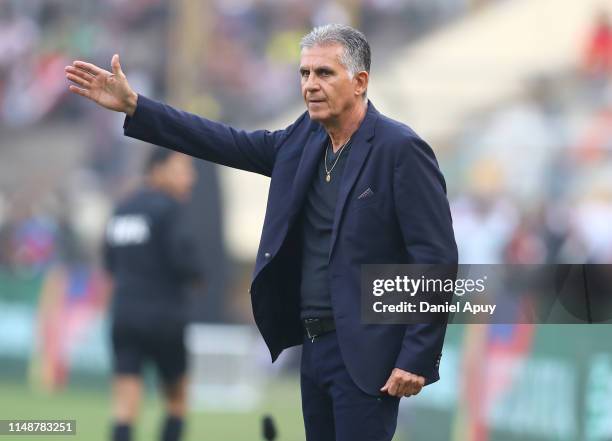 Carlos Queiroz coach of Colombia gestures during a friendly match between Peru and Colombia at Estadio Monumental on June 9, 2019 in Lima, Peru.