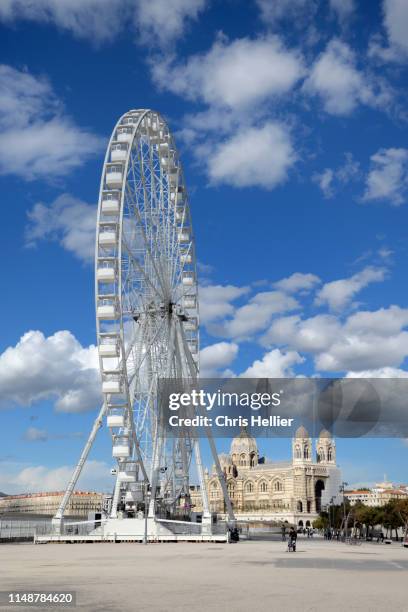 ferris wheel or big wheel & marseille cathedral marseille france - puerto viejo fotografías e imágenes de stock