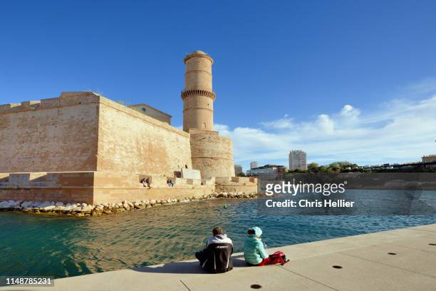 the fanal tower (1644) & fort saint-jean at the entrance to the old port marseille france - puerto viejo fotografías e imágenes de stock