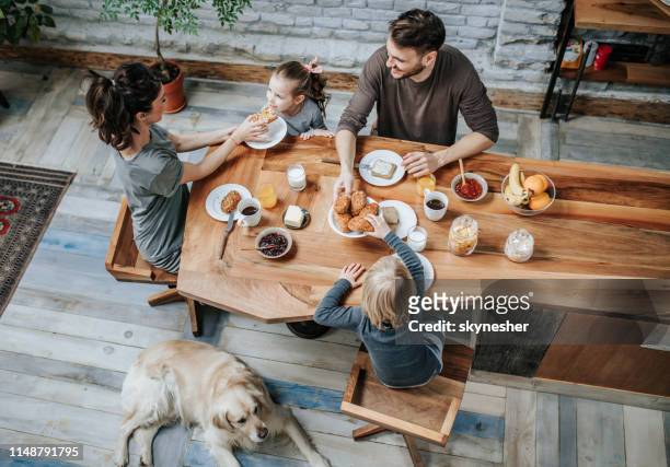 familie ontbijt thuis! - family with dog stockfoto's en -beelden