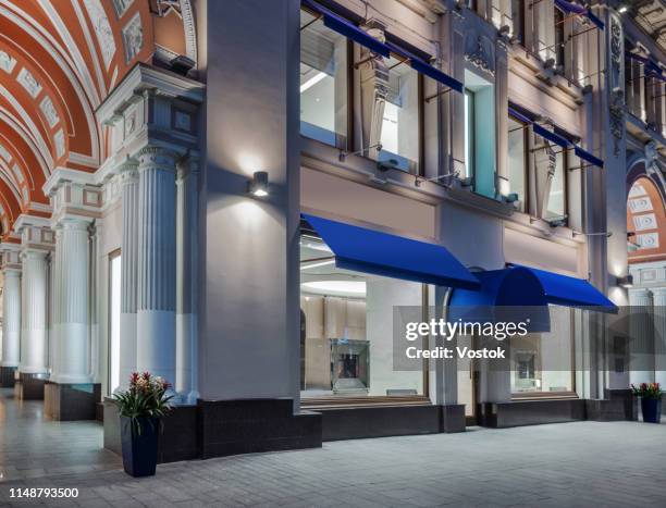 jewellery store exterior in moscow - high end store fronts stock-fotos und bilder