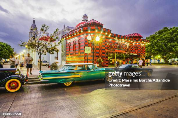 plaza las delicias, classic cars and parque de bombas building - puerto rico road stock pictures, royalty-free photos & images