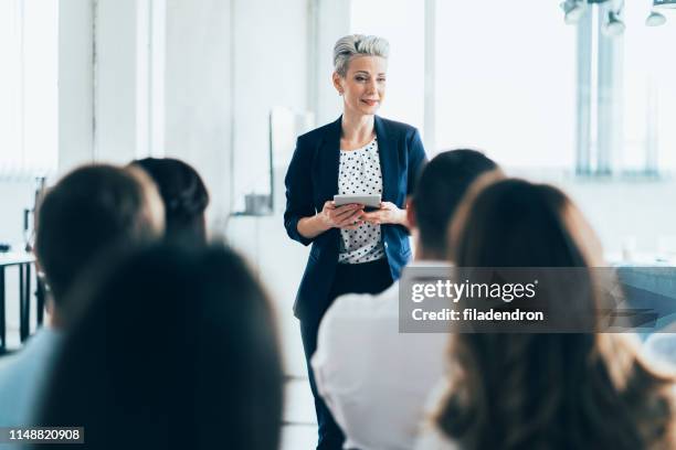 business-seminar - leadership listening stock-fotos und bilder