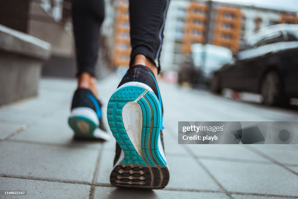 Nahaufnahme der Schuhe des Läufers