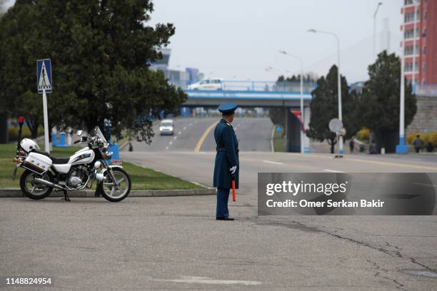 verkeerspolitie in noord-korea - verkeerspolitie stockfoto's en -beelden