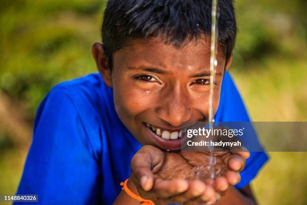 スリランカの若い男の子の飲料水, セイロン - sri lanka ストックフォトと画像