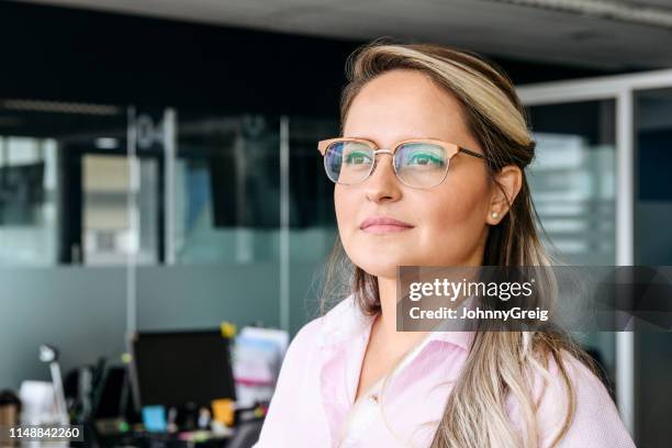 mittelerwachsene geschäftsfrau trägt brille - portrait spontaneous stock-fotos und bilder