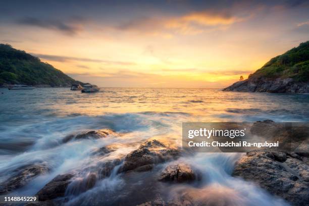 long exposure shot.beautiful sea scape with stone beach at sunset on a summer vacation,motion blur,slow shutter speed. - fast shutter speed foto e immagini stock