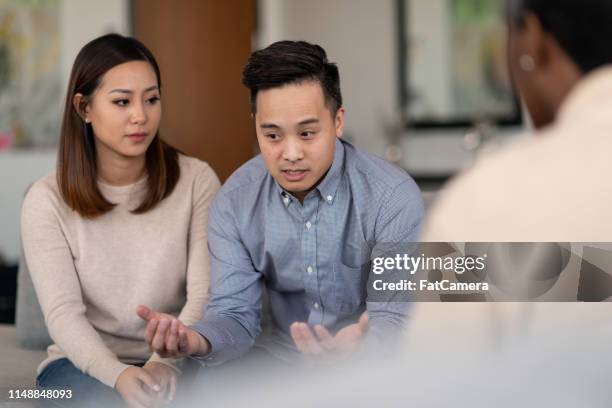 la terapia matrimonial - terapia de pareja fotografías e imágenes de stock
