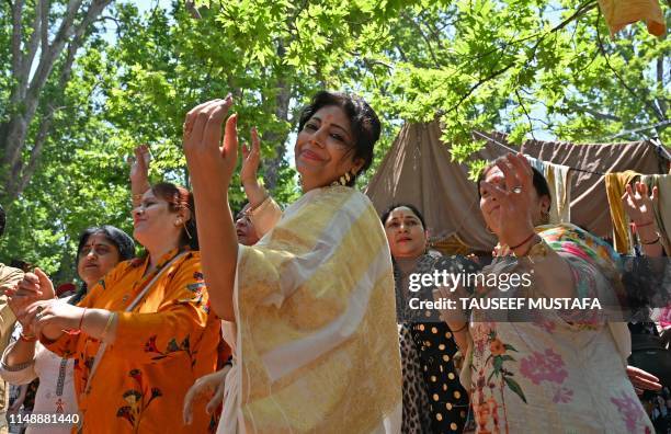 Kashmiri Hindu dance a traditional song at the Mata Kheer Bhawani Temple during its annual festival in the village of Tullamulla, some 20 km from...