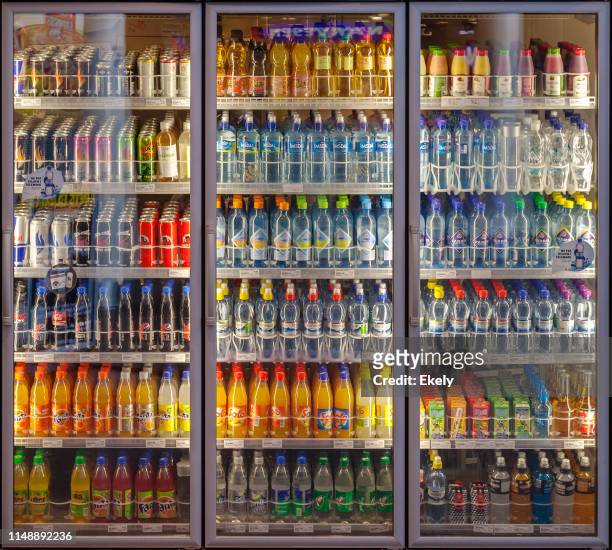 automaten mit getränkemaschine, die ein vielfältiges angebot an softdrinks zeigt. 
kühlschrank, bildschirmtür, soda, drink, flasche - vending machine stock-fotos und bilder