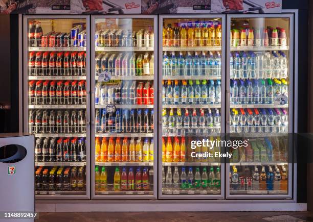 automaten mit getränkemaschine, die ein vielfältiges angebot an softdrinks zeigt. 
kühlschrank, bildschirmtür, soda, drink, flasche - softdrinks bottle stock-fotos und bilder