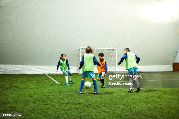 el entrenamiento de fútbol infantil - fútbol sala fotografías e imágenes de stock