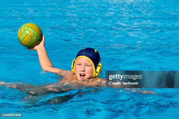 vooraanzicht van jong water polo speler oefenen - waterpolo stockfoto's en -beelden