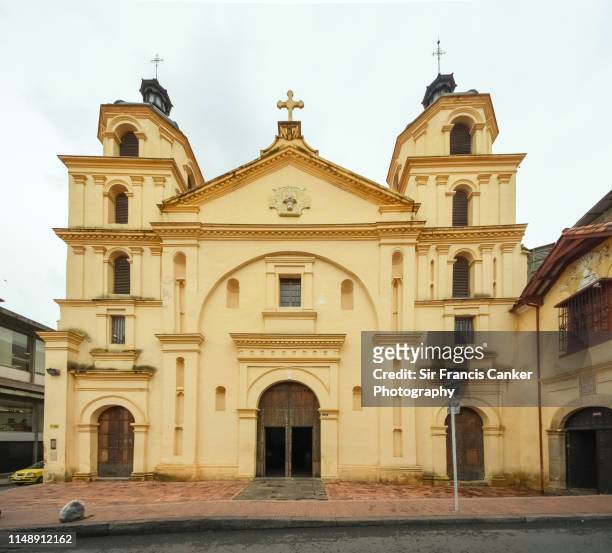 candelaria church facade in downtown bogota, cundinamarca, colombia - la candelaria bogota stockfoto's en -beelden