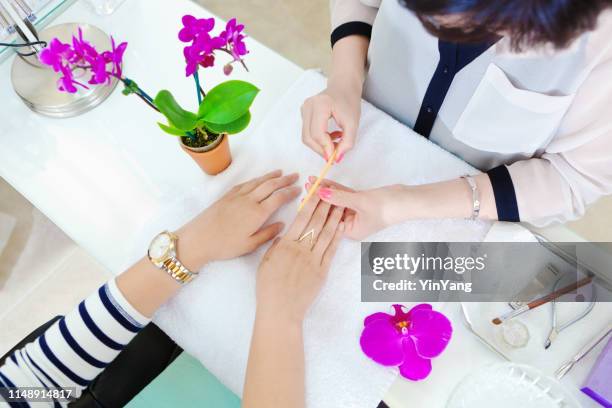 manicuristi e pedicuristi al servizio dei clienti nel salone nail spa - pedicure foto e immagini stock