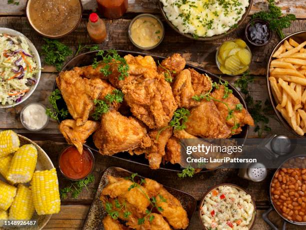 fried chicken feast - fried chicken imagens e fotografias de stock