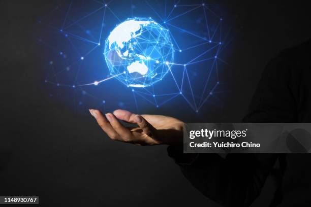 global network - holographic-map fotografías e imágenes de stock