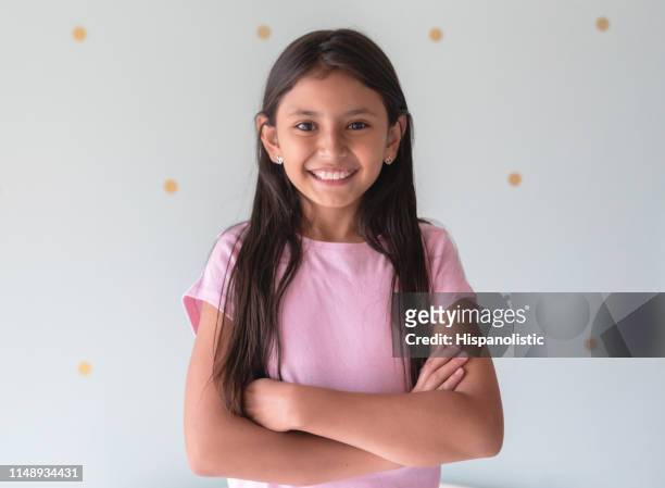 美麗的拉丁美洲小女孩的肖像面對相機微笑與手臂交叉 - 8 girls no cup 個照片及圖片檔