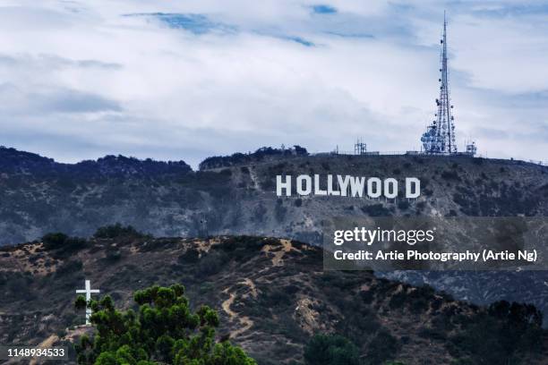 view of the hollywood sign on mount lee in hollywood hills, los angeles, california, united states of america - hollywood sign fotografías e imágenes de stock